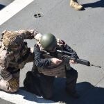 Así se preparan los militares del buque "Audaz" en un ejercicio de tiro diurno.