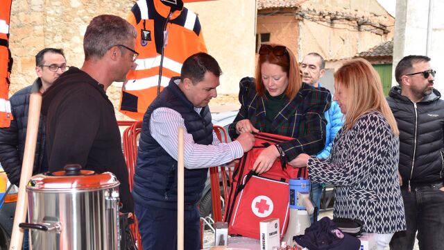 La directora de la Agencia de Protección Civil y Emergencias, Irene Cortés Calvo, entrega material para los voluntarios de las agrupaciones de Bayubas de Abajo y de Medinaceli acompañada de la delegada territorial de la provincia, Yolanda de Gregorio Pachón, 