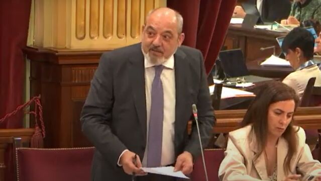 El diputado de Vox, Sergio Rodríguez, durante su intervención en el Parlament