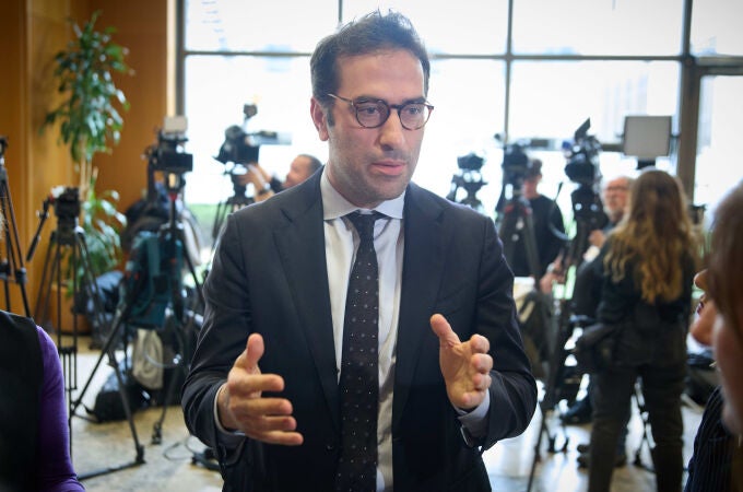 Carlos Cuerpo ofrece declaraciones tras la ronda de reuniones con los grupos parlamentarios en el Congreso