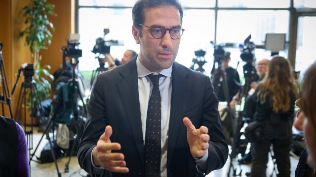 Carlos Cuerpo ofrece declaraciones tras la ronda de reuniones con los grupos parlamentarios en el Congreso
