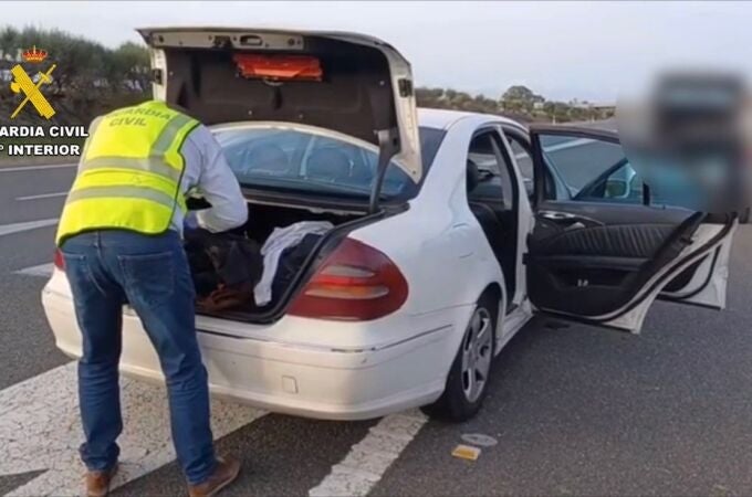 Agente de la Guardia Civil inspecciona un vehículo