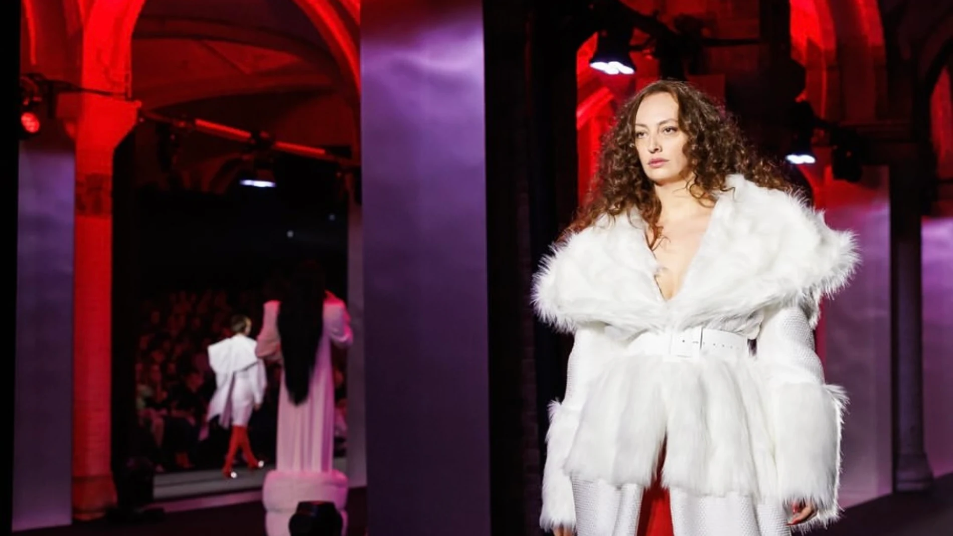 Desfile de Anel Yaos en la 080 Barcelona Fashion.