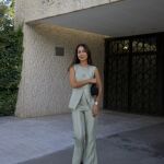 Influencer con conjunto de dos piezas perfecto para el Domingo de Ramos.