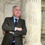 El alcalde de Sevilla, José Luis Sanz, posa para la entrevista con LA RAZÓN en el Ayuntamiento
