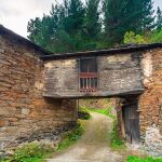 ¿Sabías que en la Asturias rural existe una aldea mágica con pasadizos de piedra?