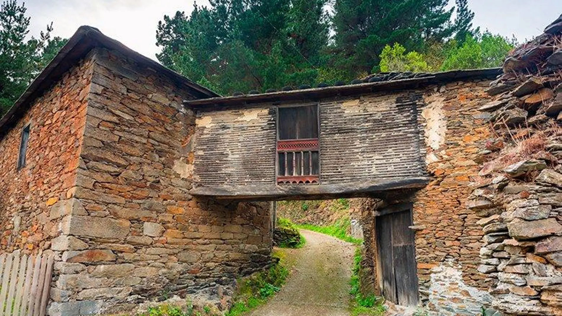 ¿Sabías que en la Asturias rural existe una aldea mágica con pasadizos de piedra?