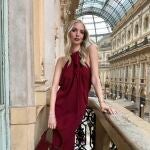 La influencer Leoni Hanne con vestido rojo.