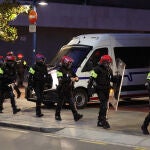 5 detenidos y 4 ertzainas heridos en los altercados por el desalojo de un edificio okupado