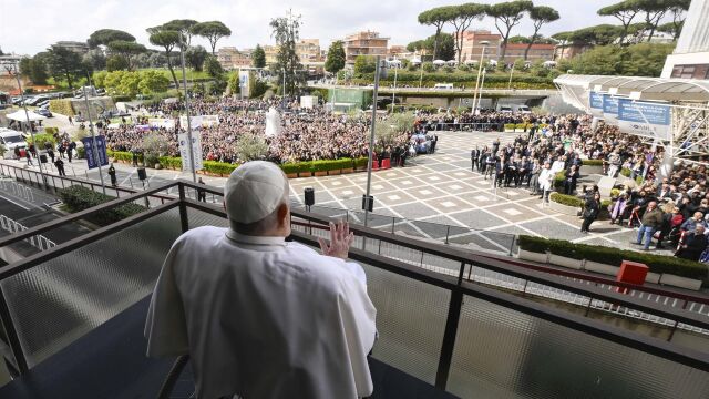 El Papa mejora ligeramente y el Vaticano avanza que el Ángelus "podría desarrollarse de manera diferente" este domingo