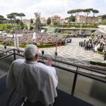 El Papa mejora ligeramente y el Vaticano avanza que el Ángelus "podría desarrollarse de manera diferente" este domingo