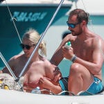 Los príncipes Mette-Marit y Haakon de Noruega se relajan al sol 