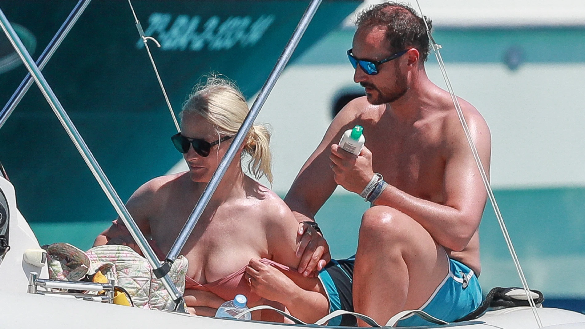 Los príncipes Mette-Marit y Haakon de Noruega se relajan al sol