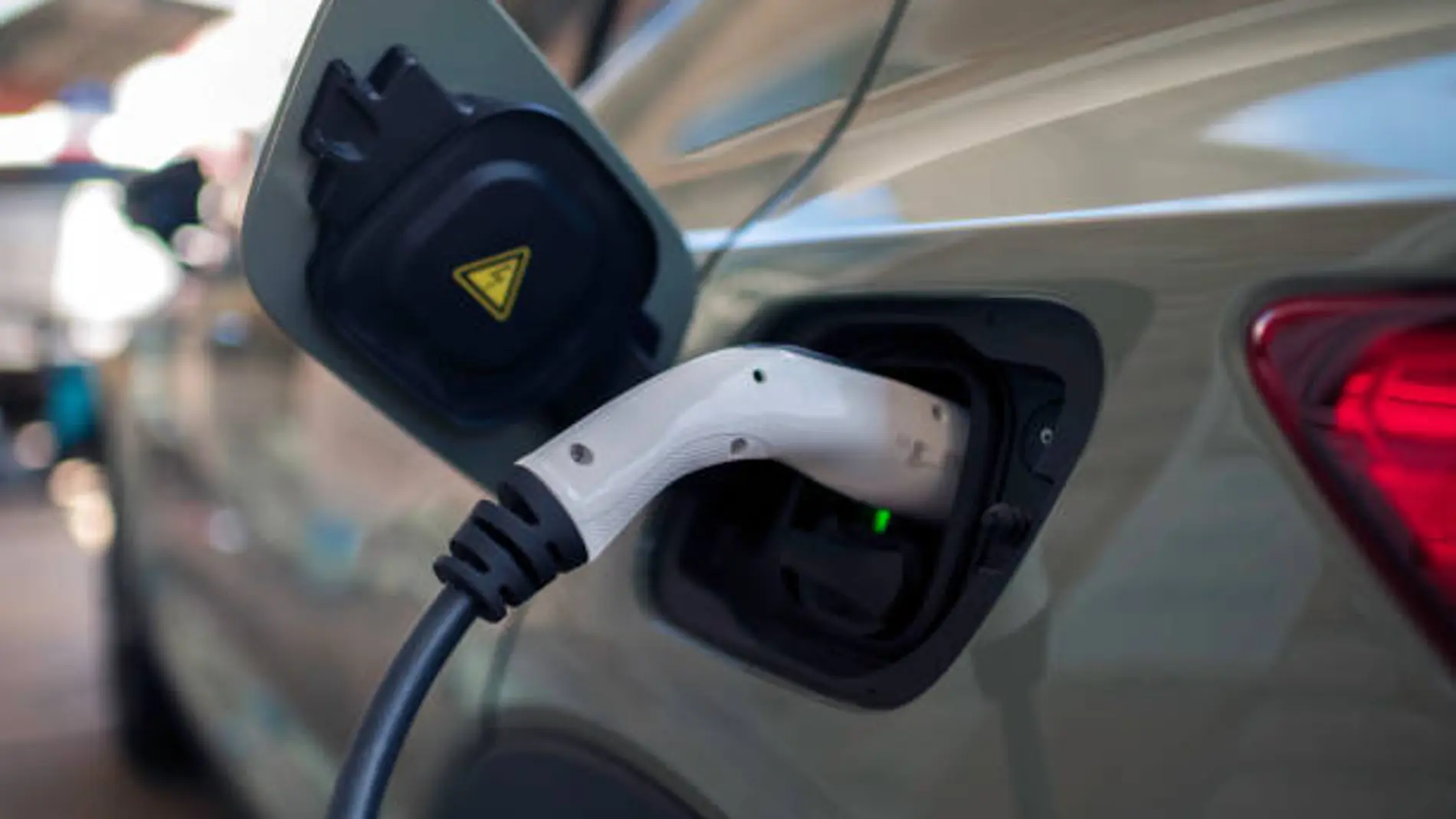 ¿Qué coches arden más: los eléctricos o los híbridos?