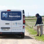 El vehículo del tanatorio en el lugar de los hechos