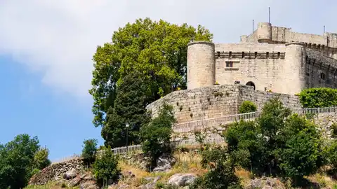 Así es el castillo medieval que defiende a este pequeño pueblo de las Rías Baixas