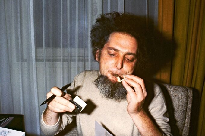 Between two dedications of his book "La Vie Mode D'Emploi" for which he has just received the Medicis Prize, the French writer Georges Perec lights his cigarette (Photo by Michel CLEMENT / AFP)