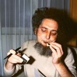 Between two dedications of his book "La Vie Mode D'Emploi" for which he has just received the Medicis Prize, the French writer Georges Perec lights his cigarette (Photo by Michel CLEMENT / AFP)