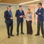 De la Hoz conversa con Cristina Ayala en presencia de Ibáñez, Javier Lacalle y Ballesteros