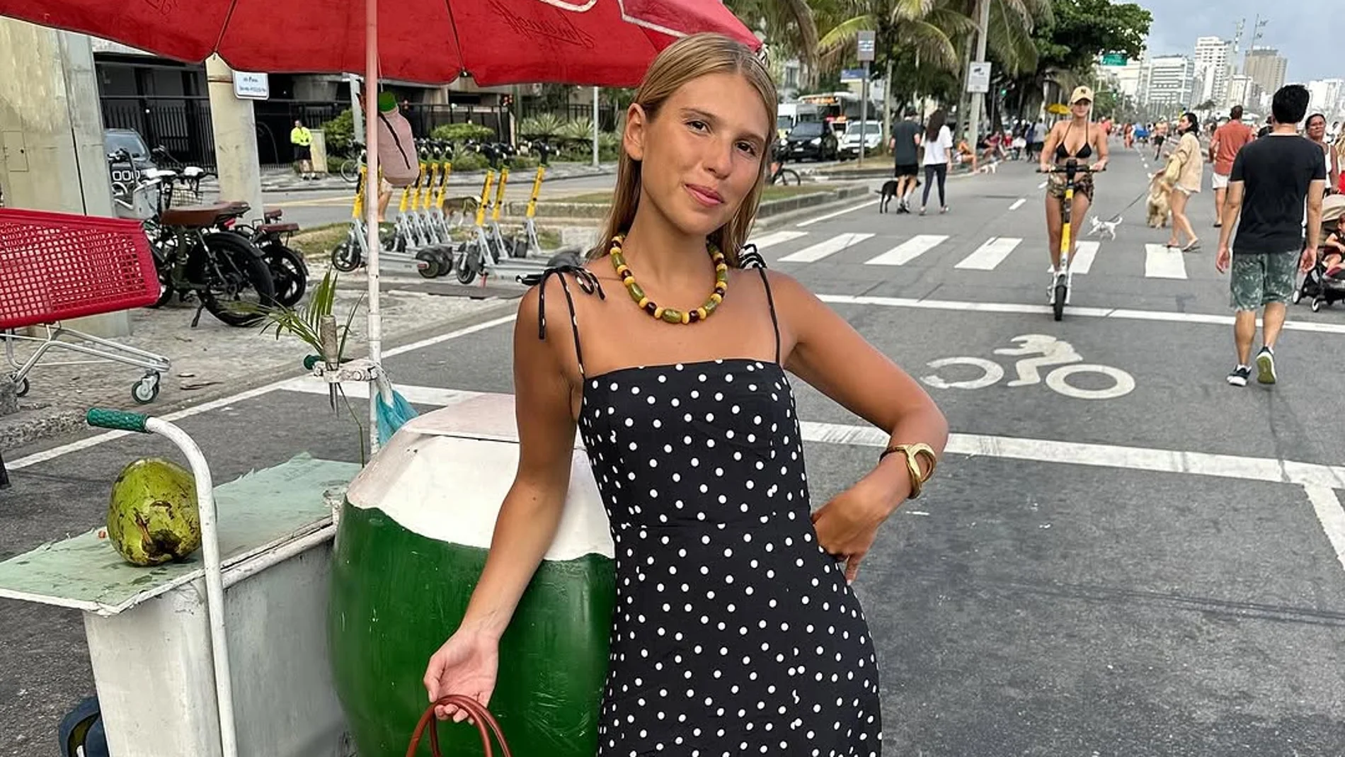 Influencer con vestido de estampado de lunares.