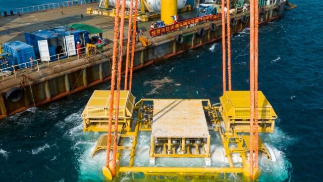 El módulo con los procesadores sumergiéndose en el mar de China. 