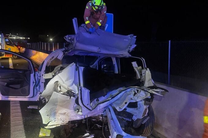 Imagen de uno de los coches accidentados en la V-21
