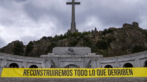 Revuelta despliega una pancarta en Cuelgamuros en protesta por su "resignificación"