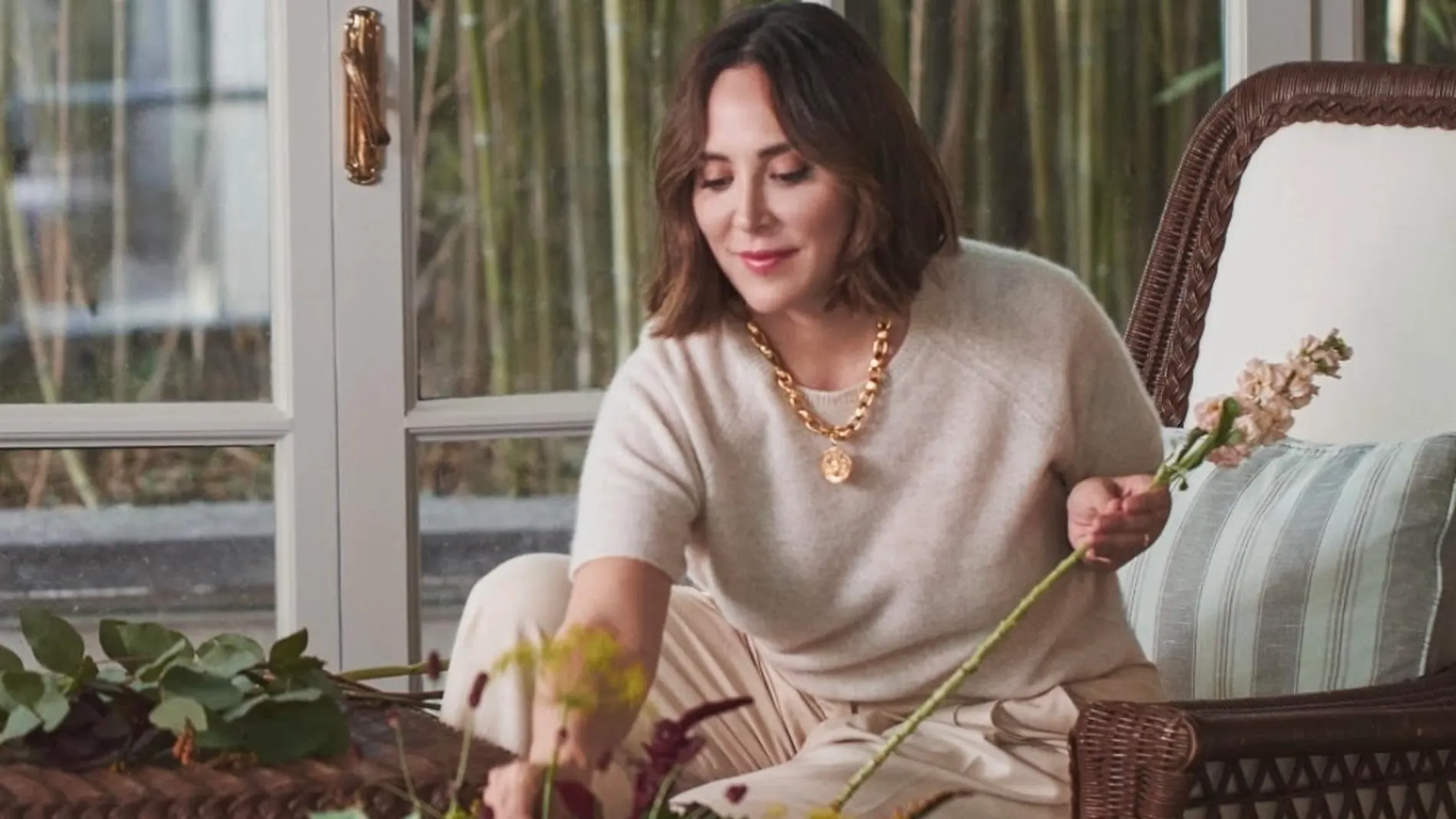El uniforme de primavera de Tamara Falc贸 es perfecto para que las chicas cl谩sicas vayan a la oficina