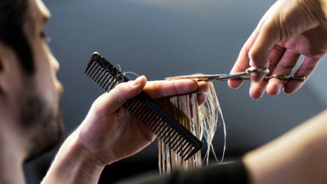 Las señales de alarma que indican que no deberías cortarte el pelo en esa peluquería según una peluquera: "No tiene ningún sentido"