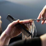 Las señales de alarma que indican que no deberías cortarte el pelo en esa peluquería según una peluquera: "No tiene ningún sentido"