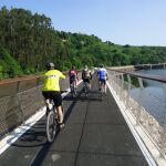 La mejor senda ciclista al borde de la costa para disfrutar en familia en Cantabria