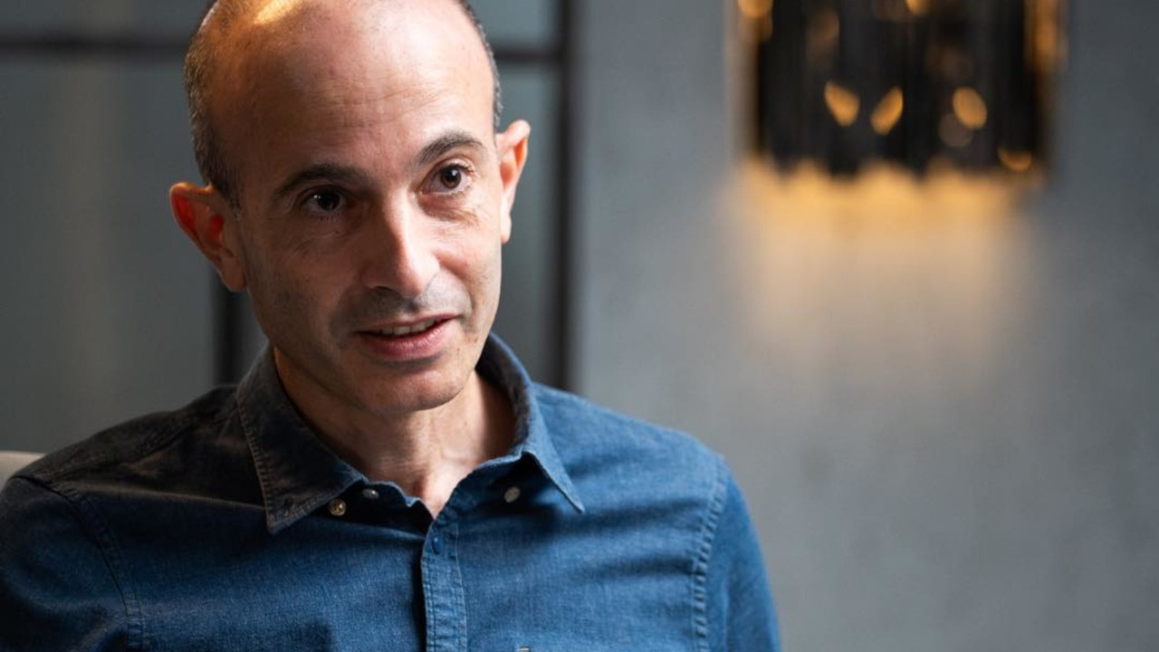 Yuval Noah Harari Advierte: La Inteligencia Artificial, un 'Inmigrante Digital' con Implicaciones Profundas