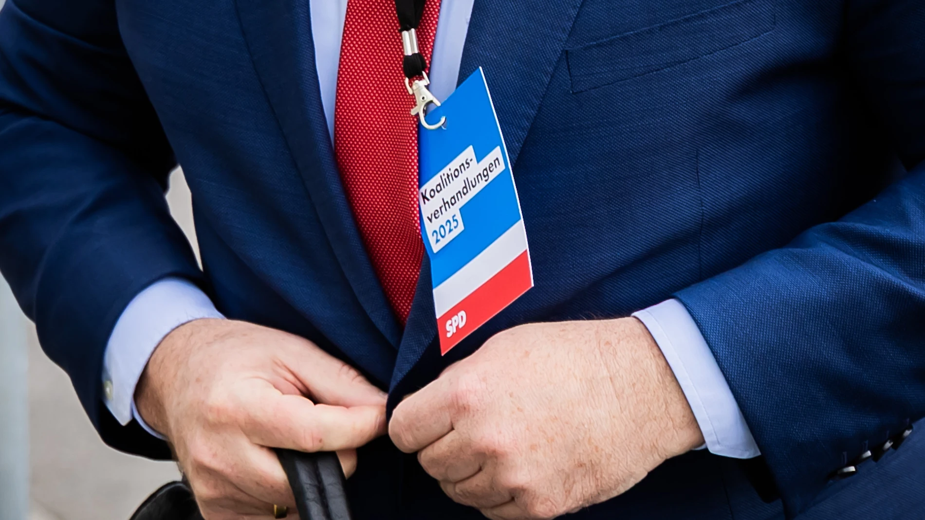 BERLIN (Germany), 08/04/2025.- Outgoing German Labour Minister and Social Democratic Party (SPD) deputy chairman Hubertus Heil wears a badge reading "coalition negotiations 2025" as he arrives at the Christian Democratic Union (CDU) party headquarters, the Konrad-Adenauer-Haus, in Berlin, Germany, 08 April 2025.The Christian Democratic Union (CDU), Christian Social Union (CSU), and Social Democratic Party (SPD) continue their coalition negotiations. (Alemania) EFE/EPA/CHRISTOPH SOEDER