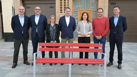 La entidad ha reciclado ya más de 1,2 millones de tarjetas caducadas o deterioradas que está convirtiendo en mobiliario urbano