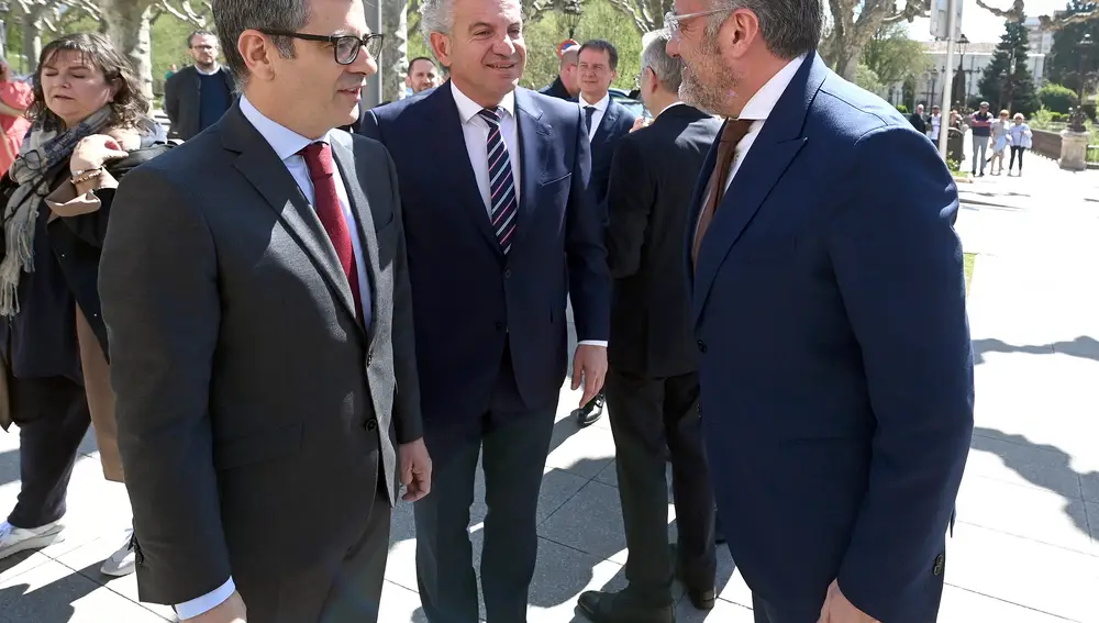 El ministro Félix Bolaños conversa con Carlos Pollán, en presencia de Nicanor Sen
