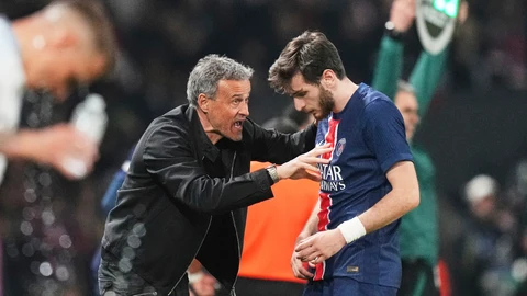 Luis Enrique da instrucciones a Khvicha Kvaratskhelia durante el PSG-Aston Villa