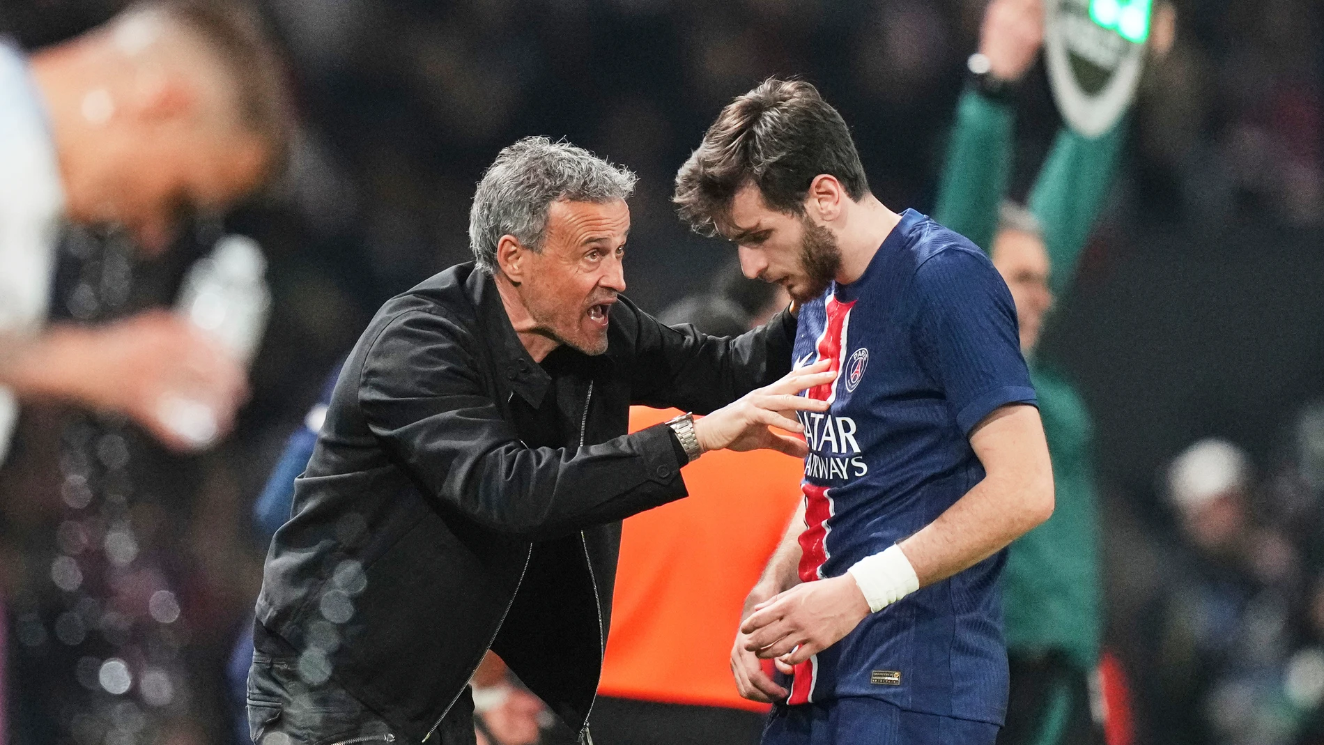 PSG's head coach Luis Enrique, centre, talks to PSG's Khvicha Kvaratskhelia during the Champions League quarterfinal first leg soccer match between Paris Saint-Germain and Aston Villa at Parc des Princes stadium in Paris, Wednesday, April 9, 2025. (AP Photo/Thibault Camus)
