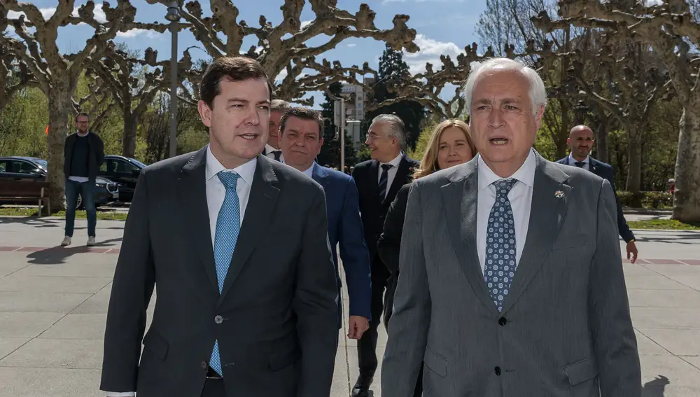 El presidente Alfonso Fernández Mañueco llega al acto junto a Concepción, el consejero Luis Miguel González Gago, Cristina Ayala y Borja Suárez