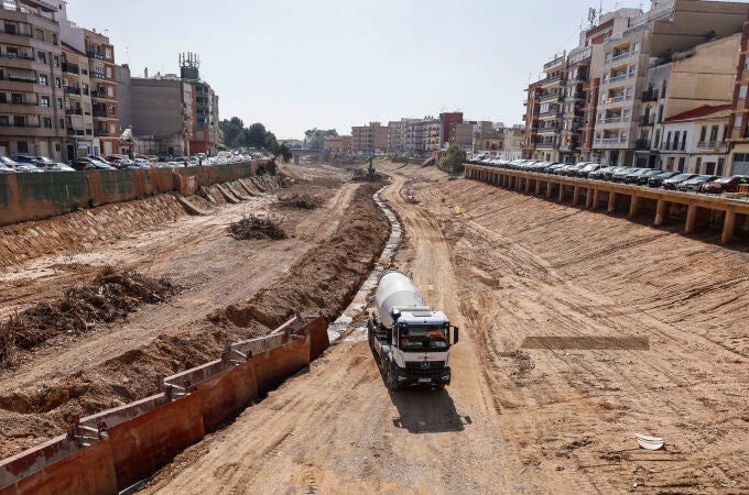 La delegada del Gobierno visita las obras que está llevando a cabo la CHJ en Paiporta