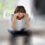 Esta alteración del equilibrio afecta a hombres y mujeres por igual y puede darse a cualquier edad