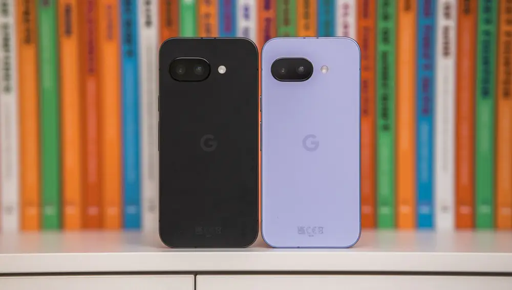 Dos de lo colores del Google Pixel 9a