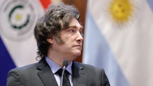 Milei llega a Asunción para reunirse con Peña en su primera visita oficial a Paraguay