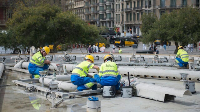 operarios trabajando en la recuperación de las fuentes ornamentales de Barcelona