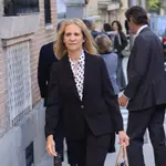 La Infanta Elena con camisa de lunares.