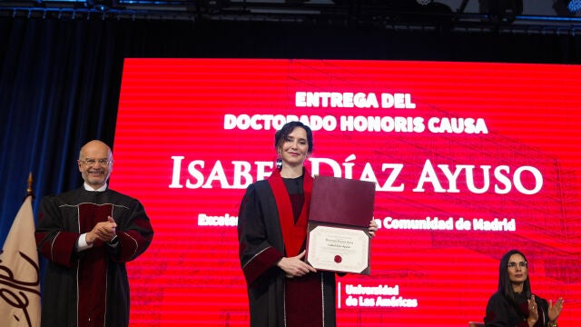 Ayuso es investida Doctora Honoris Causa por la Universidad de las Américas de Quito (Ecuador) 