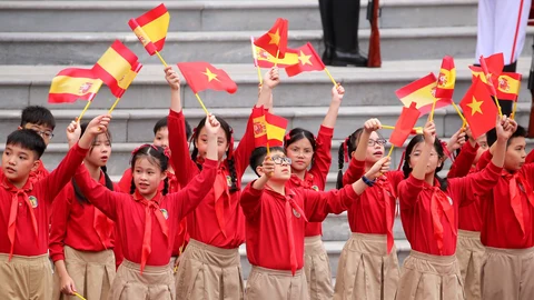 Un grupo de niños ondea banderas de España y Vietnam durante la visita de Pedro Sánchez en su gira por Asia