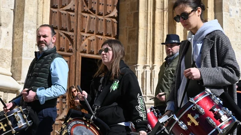 Hasta hace no tanto, la imagen de una mujer cargando un paso o tocando en una banda de Semana Santa era poco habitual
