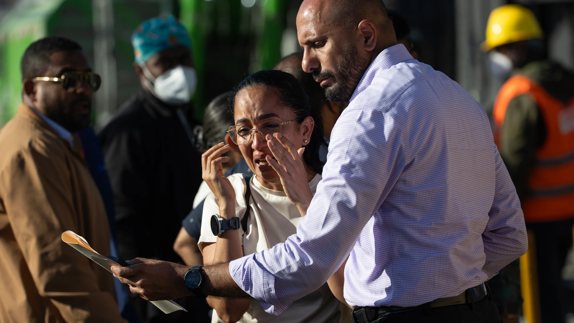 AME7755. SANTO DOMINGO (REPÚBLICA DOMINICANA), 09/04/2025.- Una mujer reacciona al recibir información sobre el familiar que buscaba, en las afueras de la discoteca Jet Set este miércoles, en Santo Domingo (República Dominicana). Los fallecidos en la discoteca Jet Set en Santo Domingo se elevan a 184, informaron las autoridades dominicanas acerca de la tragedia ocurrida en la madrugada del martes cuando se desplomó el techo del local durante una fiesta. EFE/ Orlando Barría