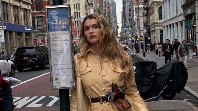 Influencer con look perfecto para una escapada urbana en Semana Santa.
