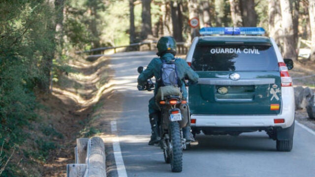 La DGT lo confirma: esto es lo que sucede si adelantas a la Guardia Civil en la carretera